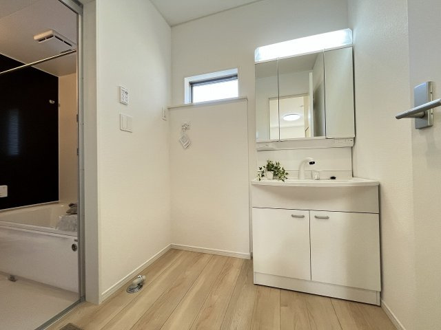 【洗面所】 | 福岡市南区鶴田4丁目第10　1号棟（全1棟）【仲介手数料無料・0円】 | 施工例。施工例は完成時と異なる場合があります。