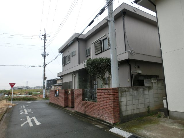 川越市上戸新町　5LDKS　角地　中古戸建の前面道路含む現地写真