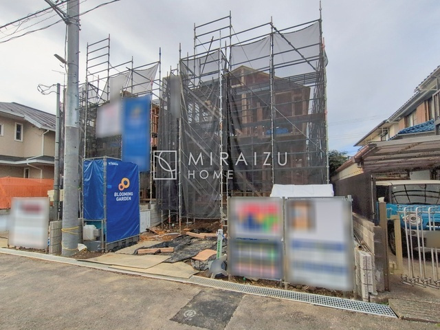 【外観】 | 青く澄み渡った綺麗な空と、陽の光をたっぷりと受ける、そんな新築住宅で新生活をスタートしてみませんか？見学・ご相談等、ミライズホーム(株)までお気軽にご連絡下さい♪