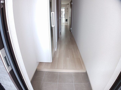 【玄関】 | リバーテラスⅡ | 収納もある玄関です