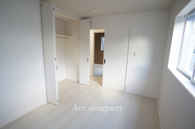 【子供部屋】 | 東大阪市大蓮東1丁目　【D号地】 | 【2階：南側洋室6帖】クローゼット完備です♪
