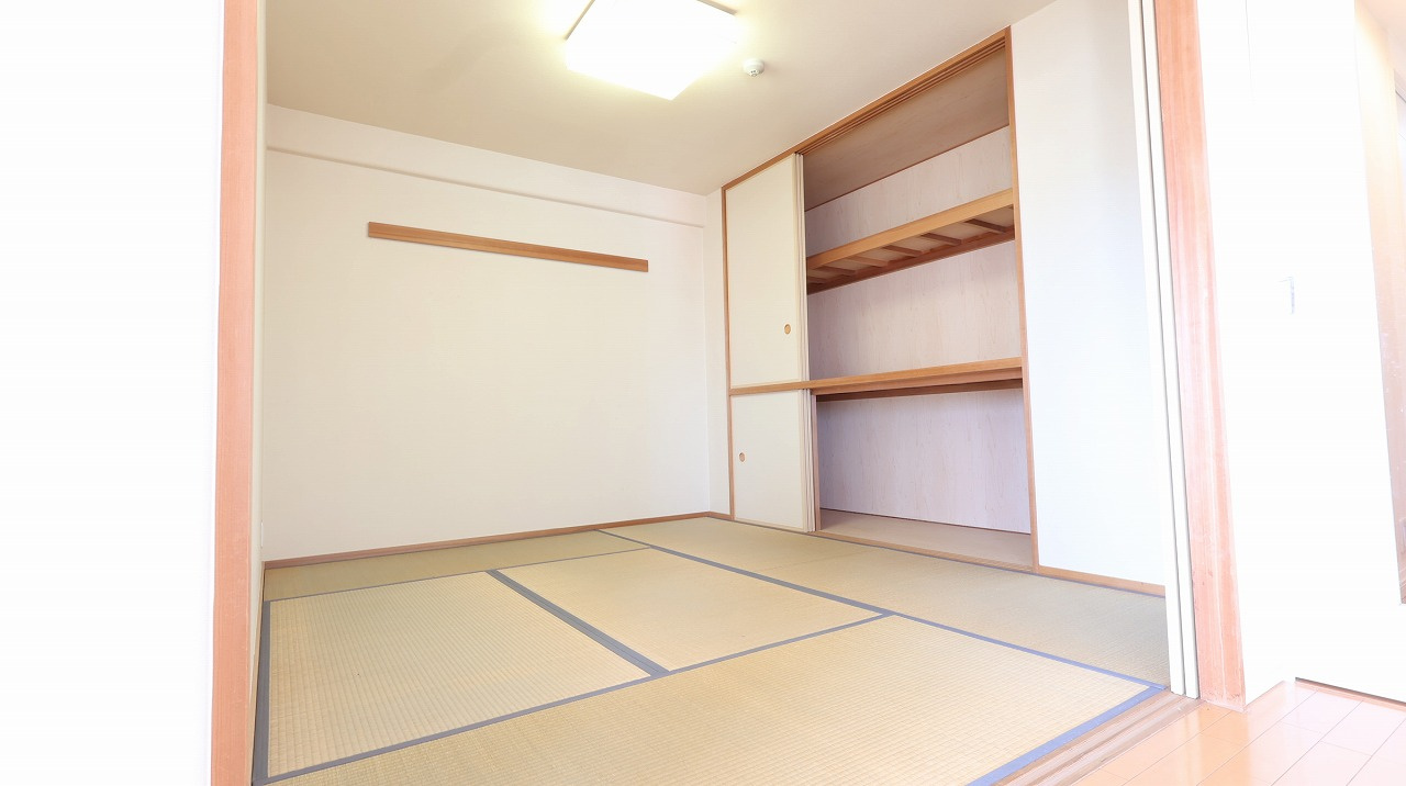 サーパス渡橋浜山通りの和室|6.2帖の和室！
広々としたくつろぎスペースです。