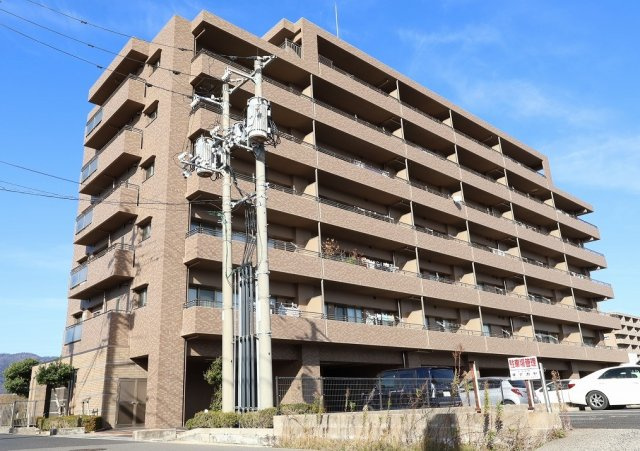 サーパス渡橋浜山通りの外観|【サーパス渡橋浜山通り】5階・4LDK・角部屋！
2面採光のLDK！陽当たり良好のお部屋です。