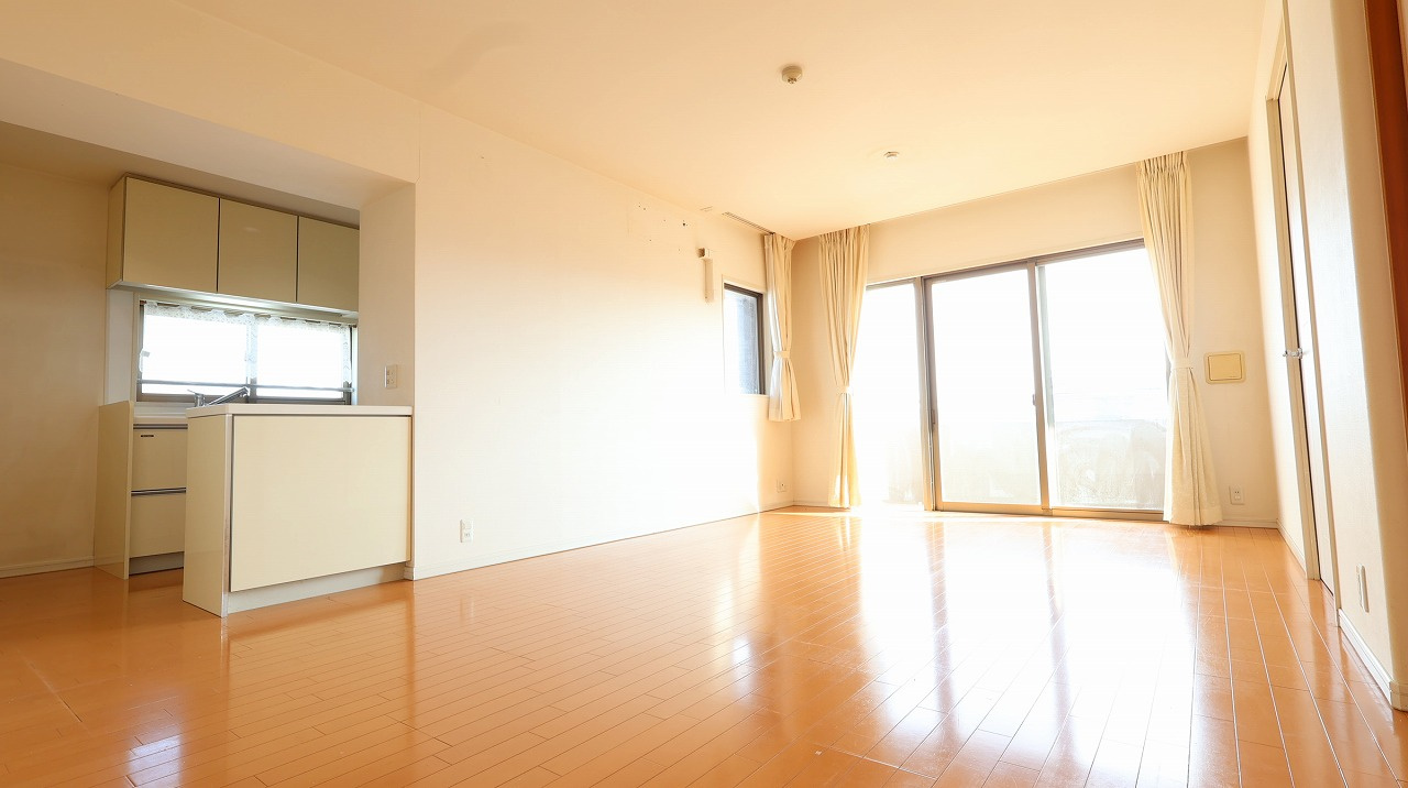 サーパス渡橋浜山通りの居間・リビング|17帖のLDKは、2面採光で陽当たり良好のお部屋です。