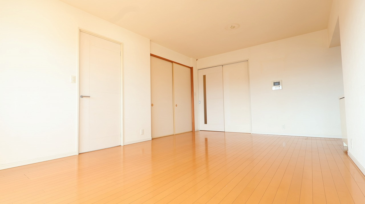 サーパス渡橋浜山通りの居間・リビング|17帖のLDK