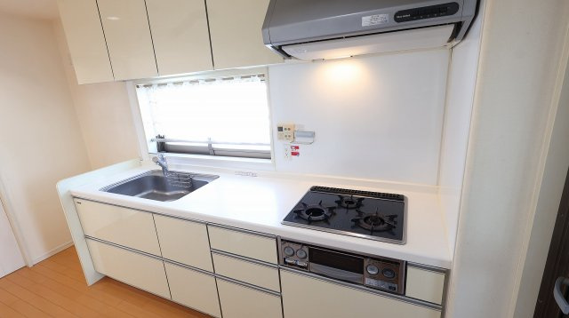 サーパス渡橋浜山通りのキッチン|窓が付いていて明るいキッチンです！