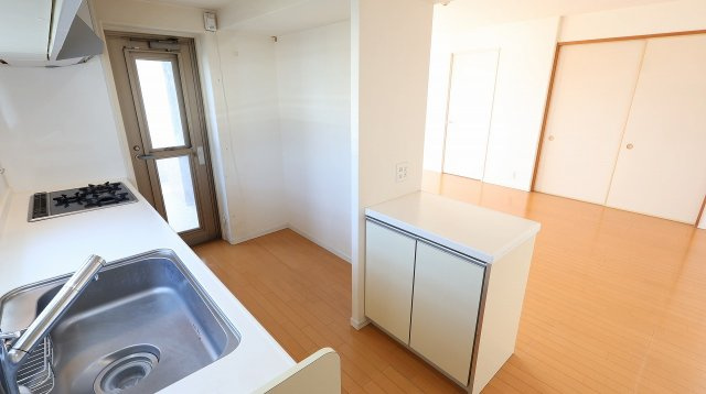 サーパス渡橋浜山通りのキッチン|キッチン横にはバルコニーへつながる勝手口が付いており便利です！