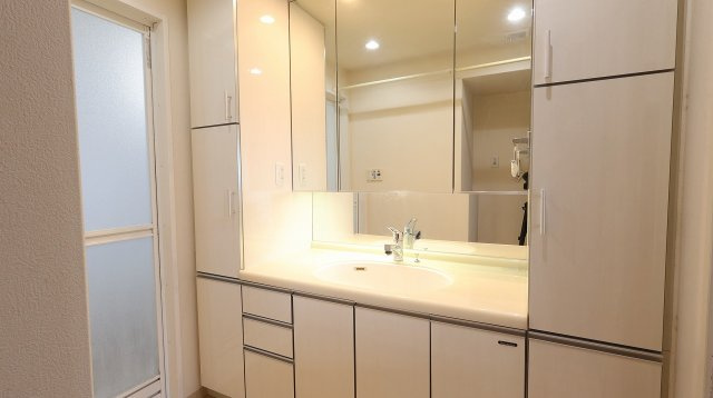 サーパス渡橋浜山通りの独立洗面台|三面鏡の裏には小物を入れるのに便利な収納がついています！