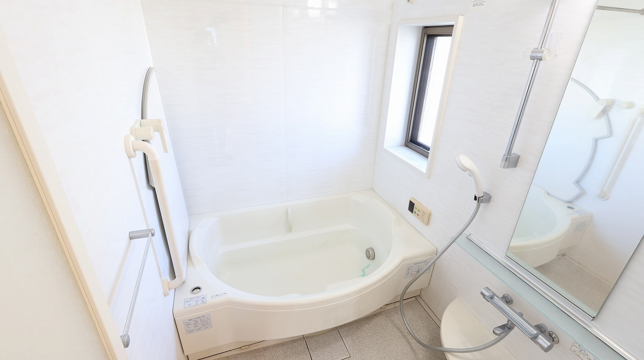 サーパス渡橋浜山通りの浴室|窓付きで明るい浴室です。
浴室乾燥機付きなので雨の日のお洗濯も安心です。