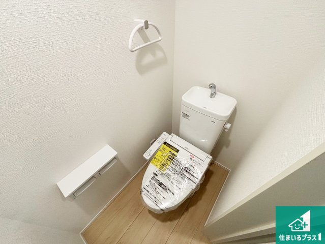 大阪市住之江区北島　第1期　新築一戸建てのトイレ|1・2階の2ヶ所にあるので、朝の忙しい時間の順番待ちもなく、深夜の利用にも大変便利です。