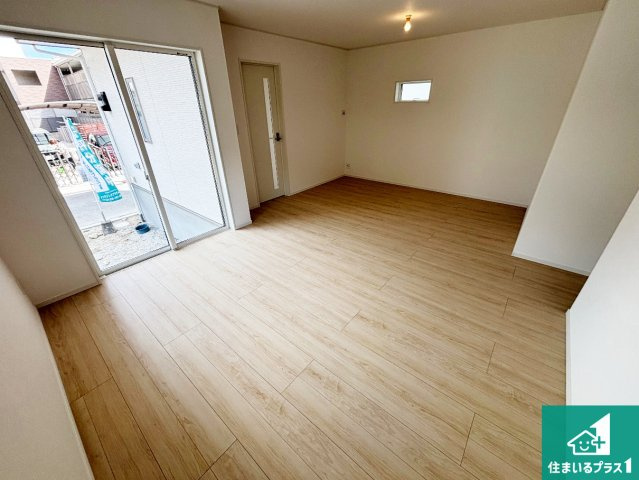 大阪市住之江区北島　第1期　新築一戸建ての居間・リビング|シンプルなリビングは、観葉植物等のインテリアを楽しめますね！パパ好みにも、ママ好みにも家具次第で雰囲気を変えることができます！