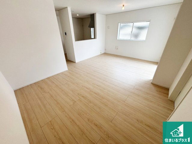大阪市住之江区北島　第1期　新築一戸建ての居間・リビング|太陽の光が差し込むとっても明るいリビング！思わず微笑みたくなる居心地の良さ。家族団らんの時間も増えそうなくつろぎのＬＤＫで、住む人のこだわりを活かすゆとりある空間♪