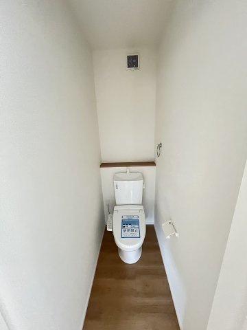 【トイレ】 | 大野城市南ヶ丘5丁目5期　1号棟（全2棟）【仲介手数料無料・0円】 | 現地写真。1階のトイレです。