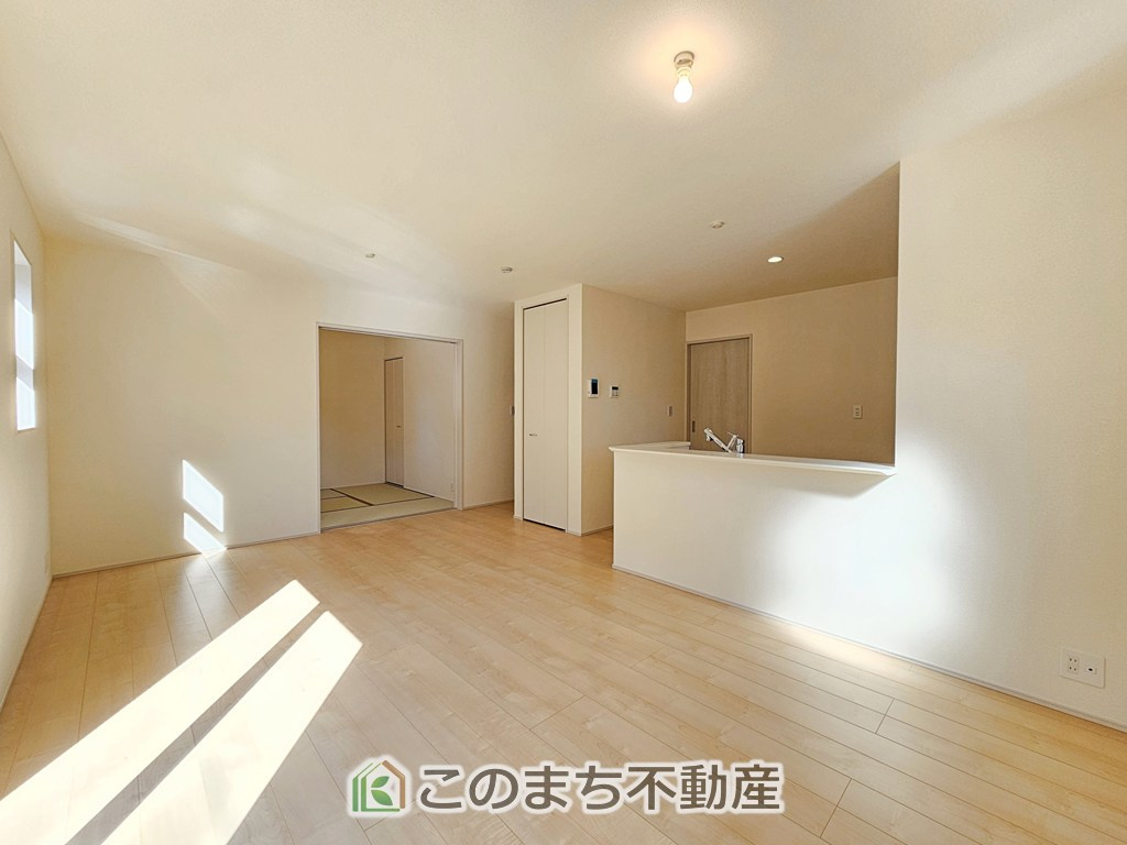 LiveleGarden.S栃木市大平町富田第15の居間・リビング|開放感のある広々としたリビング☆家族みんなでゆったりくつろげます♪
南側から暖かな日差しが差し込みます♪キッチンからリビングの様子がよく見渡せます☆