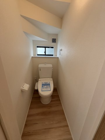 【トイレ】 | 大野城市南ヶ丘5丁目5期　2号棟（全2棟）【仲介手数料無料・0円】 | 施工例。1階のトイレです。施工例は完成時と異なる場合があります。