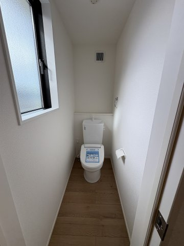 【トイレ】 | 大野城市南ヶ丘5丁目5期　2号棟（全2棟）【仲介手数料無料・0円】 | 施工例。2階にもトイレです。施工例は完成時と異なる場合があります。