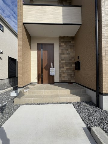 【玄関】 | 大野城市南ヶ丘5丁目5期　2号棟（全2棟）【仲介手数料無料・0円】 | 施工例。施工例は完成時と異なる場合があります。