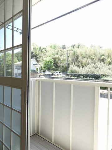 メゾン請石のバルコニー|開放的で明るい空間を演出してくれるバルコニーです