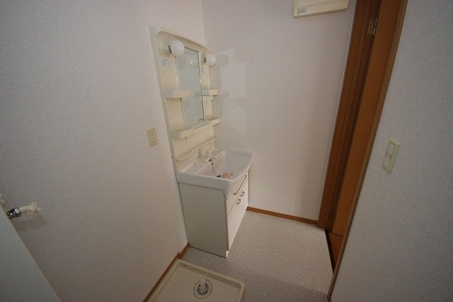 フィオーレＡの洗面所|ゆったりとスペースのある洗面所