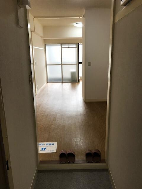 小西ビルの玄関