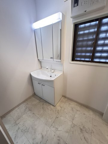 大平町新　中古戸建の独立洗面台