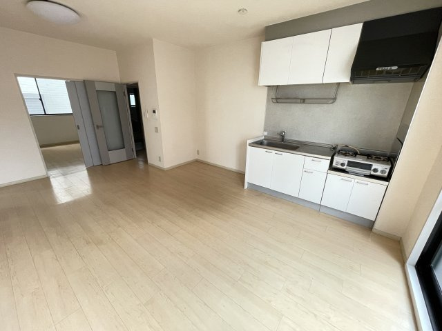 グリーンヒルズC棟の居間・リビング|写真は同物件の別部屋の写真のため色、仕様は現況優先です。