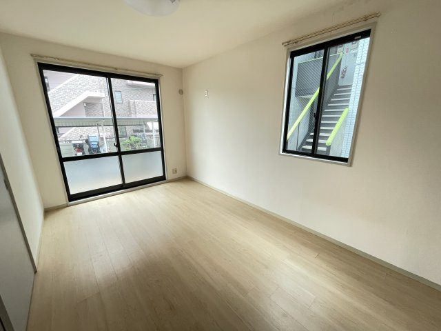 グリーンヒルズC棟の居間・リビング|写真は同物件の別部屋の写真のため色、仕様は現況優先です。