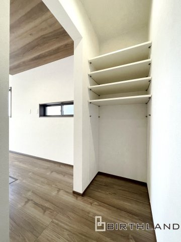 ワイウッドコート熊⾕市上之第8期 4号棟の収納|キッチンから近くパントリーとしても活用可能！