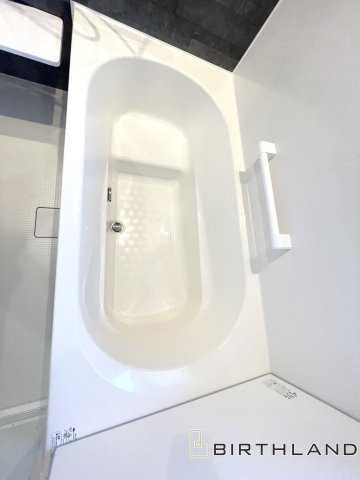 ワイウッドコート熊⾕市上之第8期 4号棟の浴室|小さなお子さまからご高齢の方まで使いやすい浴室設計！手すりもあって安心♪