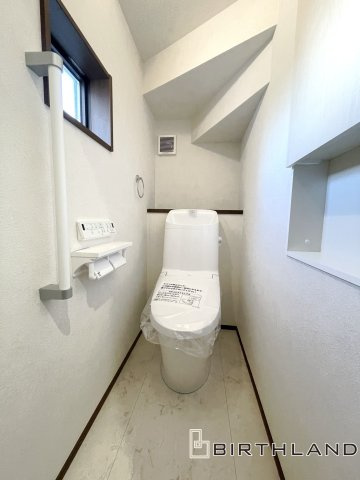 ワイウッドコート熊⾕市上之第8期 4号棟のトイレ|小窓付きで自然光が入る明るくて爽やかなトイレ空間です！