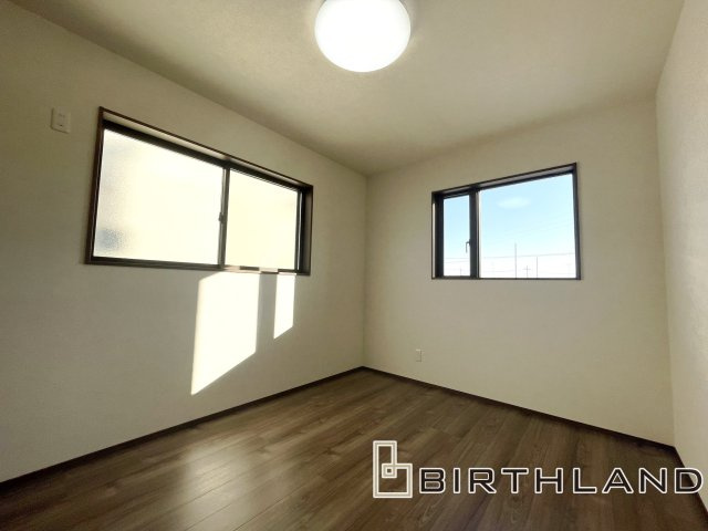 ワイウッドコート熊⾕市上之第8期 4号棟の洋室|2面採光で陽射しがたっぷり差し込む明るい洋室です！