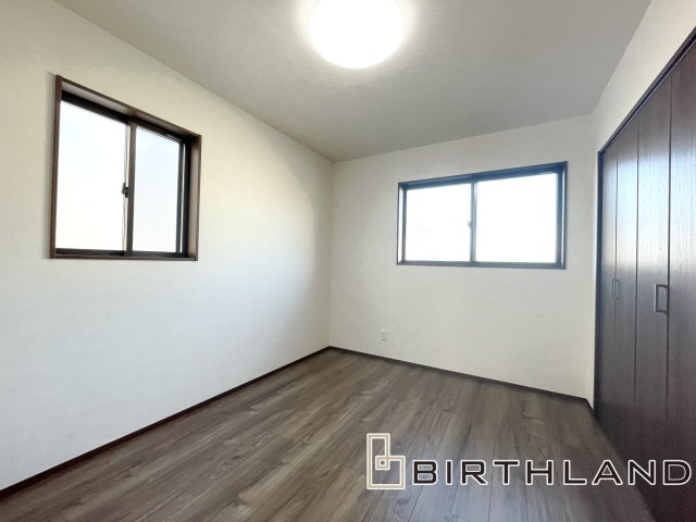 ワイウッドコート熊⾕市上之第8期 4号棟の洋室|ナチュラルな光が差し込む2面採光の洋室です！ホワイト基調で清楚感たっぷり♪