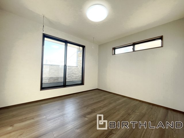 ワイウッドコート熊⾕市上之第8期 4号棟の洋室|2面採光で明るい洋室です！ホワイト基調の爽やか空間からインナーバルコニーにも出られます♪