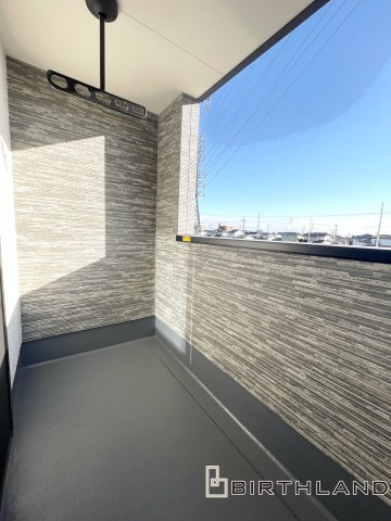 ワイウッドコート熊⾕市上之第8期 4号棟のバルコニー