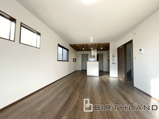 ワイウッドコート熊⾕市上之第8期 4号棟の居間・リビング|実際にご内覧いただき生活イメージを膨らませてみませんか！