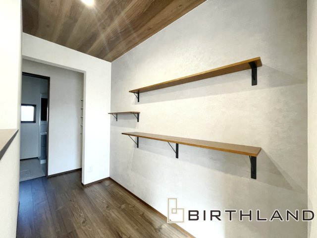 ワイウッドコート熊⾕市上之第8期 4号棟のその他|インテリア小物や植物など置くことができる棚付きでオシャレな空間を作ることができます！