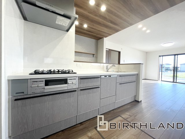 ワイウッドコート熊⾕市上之第8期 4号棟のキッチン|カウンター越しに会話が弾む、家族とのつながりを感じられる対面キッチンです！