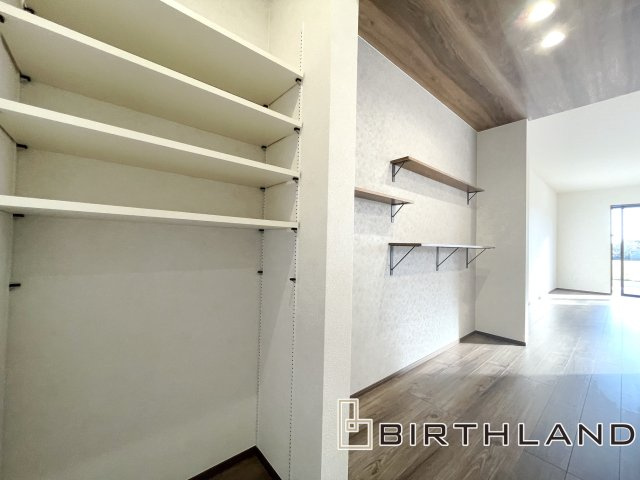 ワイウッドコート熊⾕市上之第8期 4号棟の収納|可動棚付きの収納に生活用品などをまとめて収納でき便利♪