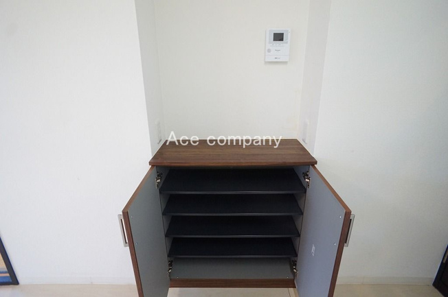 【内装】 | エクセラート平野A棟 | キッチンサイドにTEL台（下部収納）あります♪