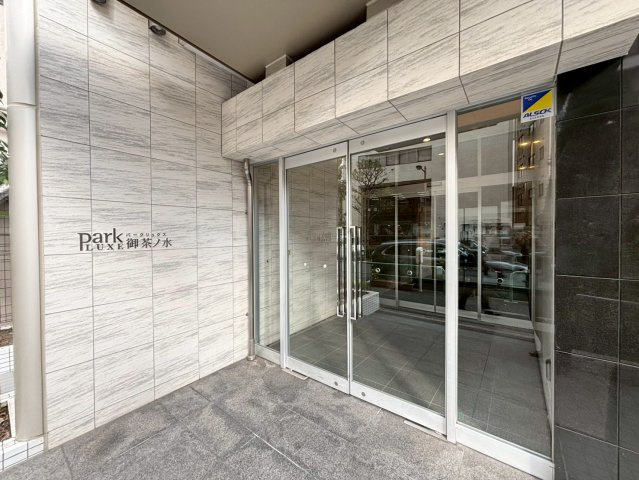 パークリュクス御茶ノ水のエントランス
