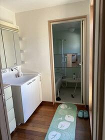 長尾家具町2丁目　中古一戸建ての独立洗面台|シャワー付き洗面化粧台
■物件内覧・資金計画相談・住宅ローン相談、リフォーム相談、お問合せ受付中■
※当日・翌日のご内覧、ご相談はお電話でのお問合せがスムーズです！