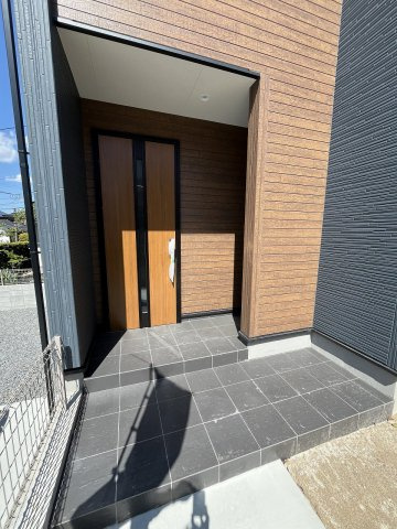 【玄関】 | 糟屋郡志免町王子3丁目第6　1号棟（全1棟）【仲介手数料無料・0円】 | 現地写真。