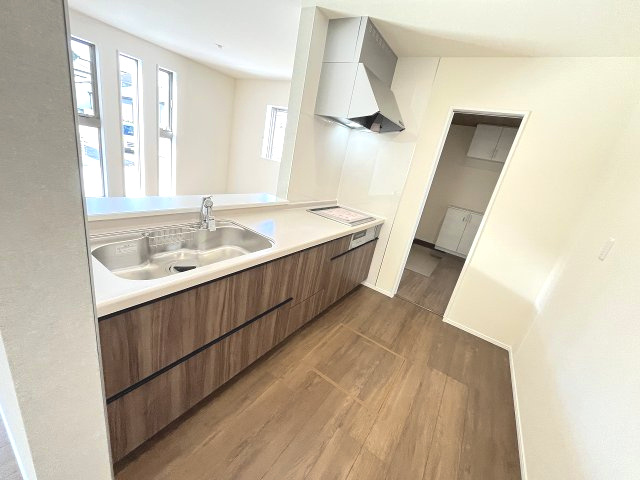 【キッチン】 | 糟屋郡志免町王子3丁目第6　1号棟（全1棟）【仲介手数料無料・0円】 | 施工例。施工例は完成時と異なる場合があります。
