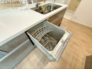 手洗いに比べて時間や労力を節約できることです。また、高温のお湯で洗浄されるため、雑菌や細菌を殺菌する効果もあります。さらに、乾燥機能があるため、手で拭く手間も省け衛生的に保管できます。
