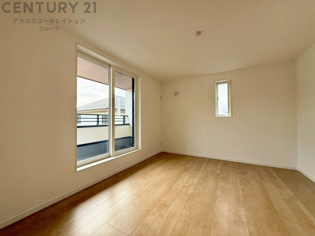 明るい色合いのフローリングとクロスを使用した洋室は家具やインテリアとも調和しやすく空間が広く感じられ開放感を生み出します。自然光を効果的に反射し、室内を明るく保つため、日中の照明使用を抑えられます。
