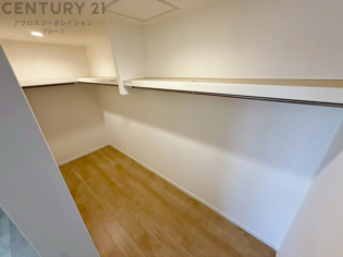 収納力が高く洋服や小物を整理しやすく、更衣室のように使え、部屋がすっきり保てます。収納の配置を自由に調整でき、換気性が良く防湿・防虫対策も可能。快適で機能的な生活空間を実現できます♪
