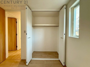 衣類やアクセサリー、小物類の収納が便利で整理整頓がしやすく、部屋の美観を保ちつつ、スペースを最大限に活用できます。衣服のしわやダメージを防ぎ、長持ちさせることができます。
