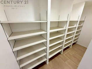 パントリー付きで食材や日用品をすっきり収納。キッチン周りが整い、毎日の家事がより快適に。まとめ買いにも便利な使い勝手の良いスペースです。