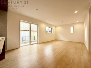 陽光がたっぷり入る明るいリビングルームです。