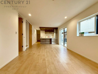 リビングダイニングは家族や友人とのコミュニケーションを楽しむ場所でくつろぎながら食事や会話を楽しめ、多目的に利用できリラックスできる空間です。家庭内の中心として機能し、快適な生活をサポートします。
